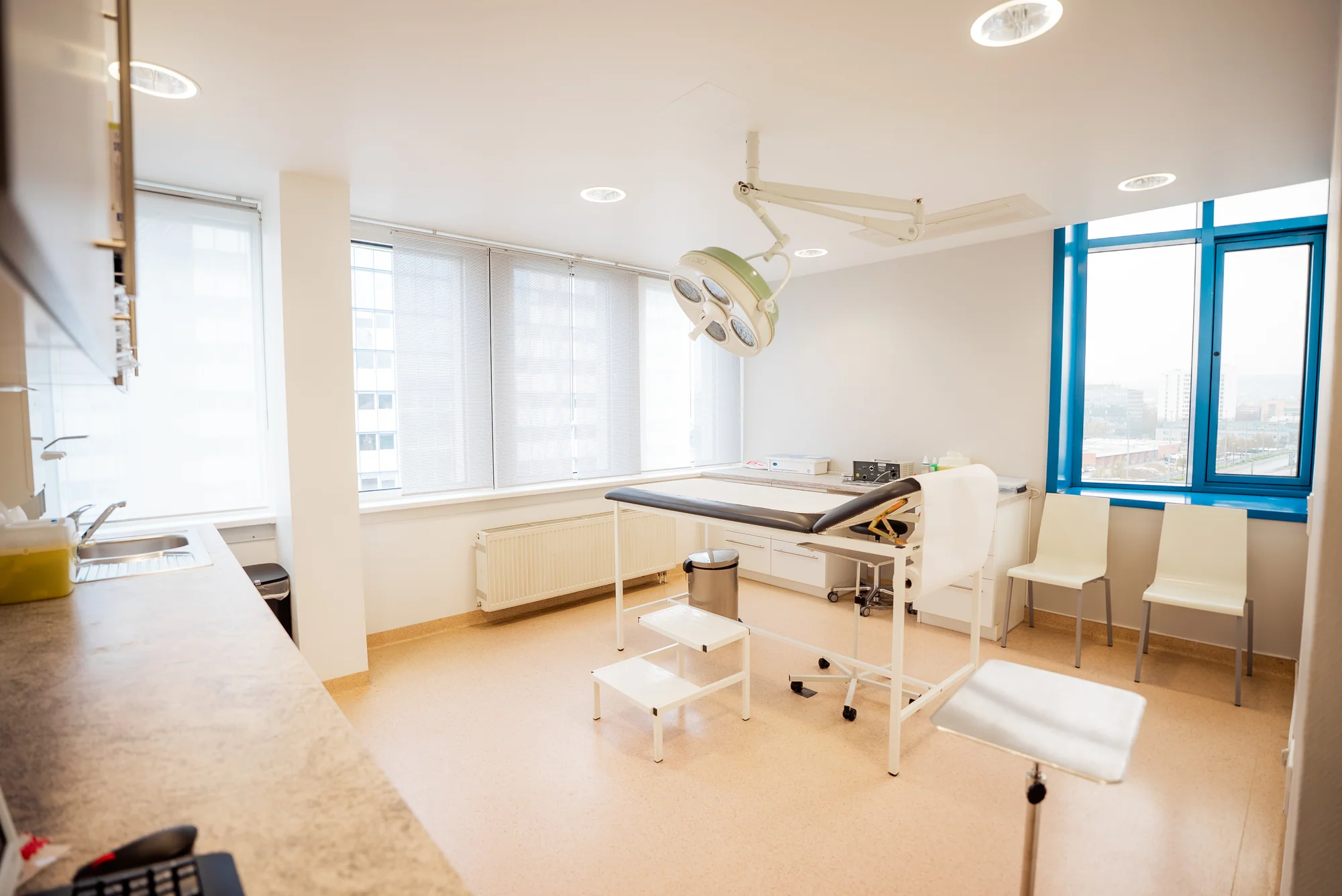 Eingriffsraum mit OP-Lampe Medical Point Welfenhof Wiesbaden