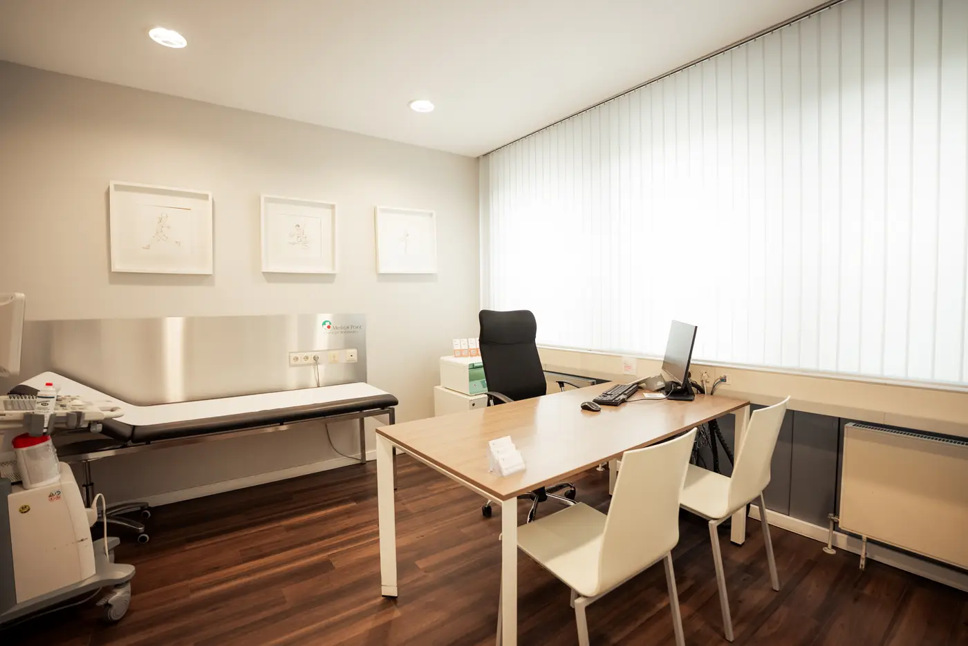 Sprechzimmer mit Untersuchungsliege Medical Point City Wiesbaden