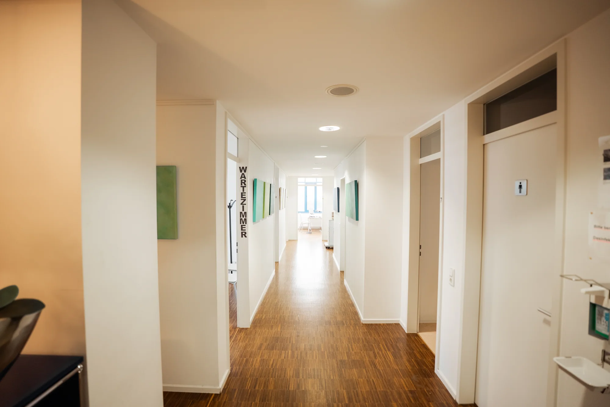 Praxisflur mit Wartezimmer-Beschriftung Welfenhof